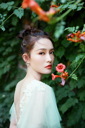 白丝脚上浓浓的精华液正确使用方法