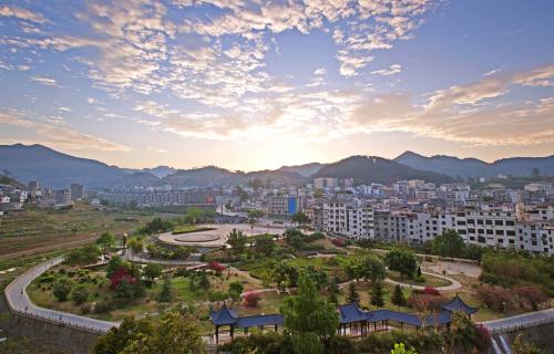 上半年全縣經(jīng)濟運行呈現穩中向好的態(tài)勢地區生產(chǎn)總值(GDP)實(shí)現35.68億元