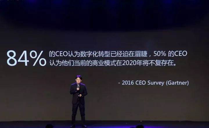 微軟小冰是一個(gè)公認的擁有高情商的人工智能