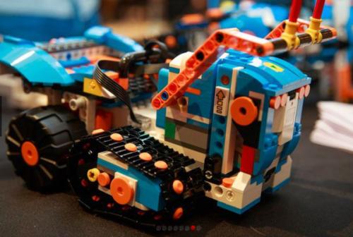 索尼KOOV可編程機器人套件從2017年問(wèn)世到現在已經(jīng)推出了多款方案