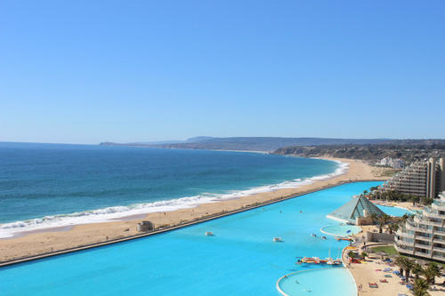 吉列爾莫·阿庫尼亞帶著(zhù)大型木制樓梯前往他遙遠的智利度假勝地