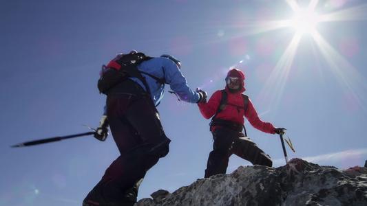 為全人類(lèi)提供服務(wù)努力攀登科學(xué)高峰