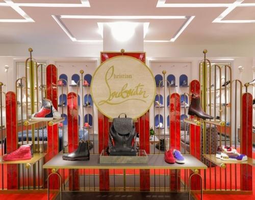 樹(shù)皮覆蓋了邁阿密設計區的Christian Louboutin精品店