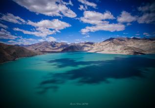 加布里埃爾·里維拉為厄瓜多爾翠綠的土地設計了塔庫里之家