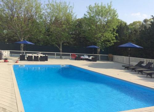 玻璃圍繞著(zhù)Teph Inlet房屋的下部由Omar Gandhi Architect設計