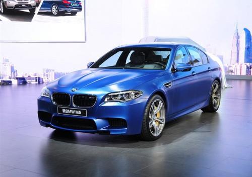 BMW M5的詳細信息在3.6秒內以0-100 km / h的速度顯示