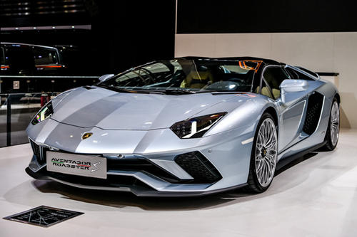蘭博基尼預覽了新的V12可能是Aventador S