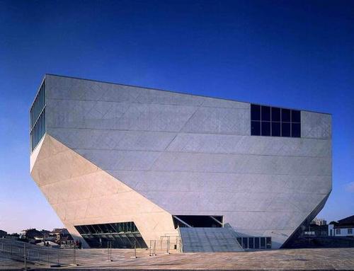 在倫敦東部斯特拉特福的奧林匹克公園附近正在計劃建造一個(gè)130米高的球形音樂(lè )廳