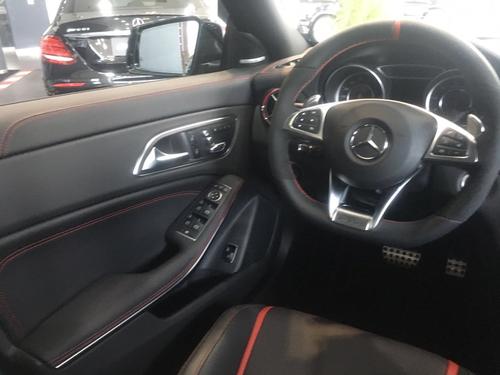 動(dòng)力通過(guò)驅動(dòng)橋配置的AMG七速雙離合器變速器傳遞至后輪