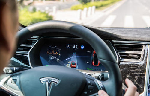 一名男子以相當奢侈的方式測試了特斯拉的新自動(dòng)駕駛功能