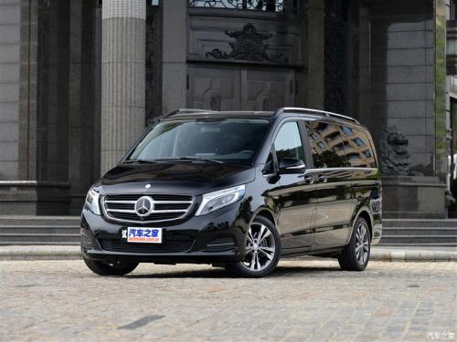 V 250 BlueTec異型車(chē)型的發(fā)動(dòng)機艙中是一個(gè)2.1升渦輪增壓柴油四缸發(fā)動(dòng)機