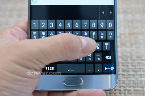 可以在電子商務(wù)網(wǎng)站Amazon India和Samsung e-Shop上使用此手機