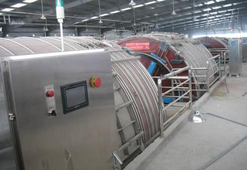 總共將14種天然鞣制皮革與漸進(jìn)式鉆石縫線(xiàn)合并在一起