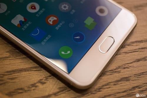 這款手機具有5.5英寸全高清顯示屏和2.5D曲面玻璃