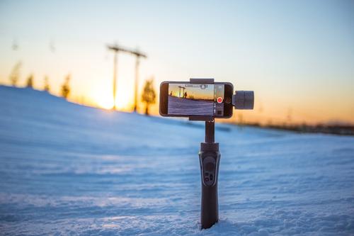 這些小工具非常創(chuàng  )新可以通過(guò)旋轉手為手機充電