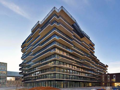 阿姆斯特丹公寓樓的拱門(mén)穿刺磚外墻由WE Architecten設計