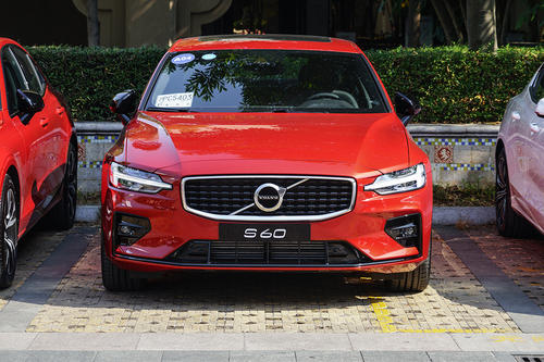 R-Design擁有完整的12.3英寸圖形驅動(dòng)器顯示屏和破折號中的觸摸屏界面