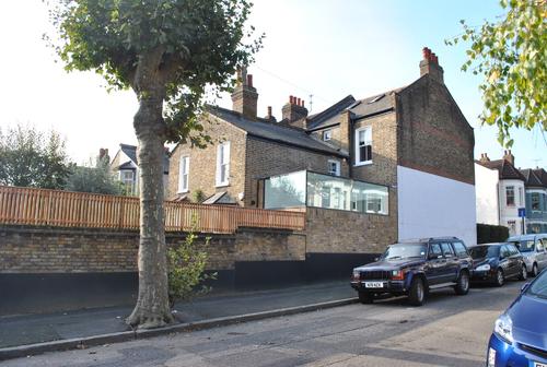 Studio 304設計的Glass Box擴展板位于哈克尼的公園旁房屋頂部