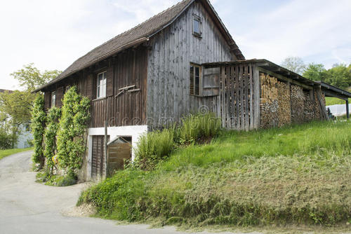 Bernardo Bader Architekten在奧地利農舍上模擬落葉松覆蓋的社區中心