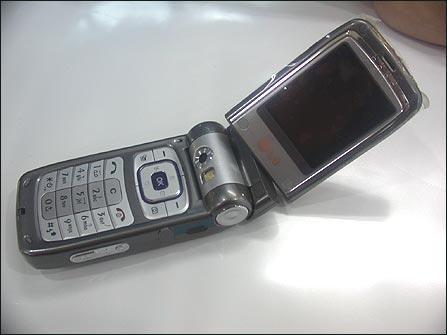 手機具有16百萬(wàn)像素的后置攝像頭和8百萬(wàn)像素的前置攝像頭