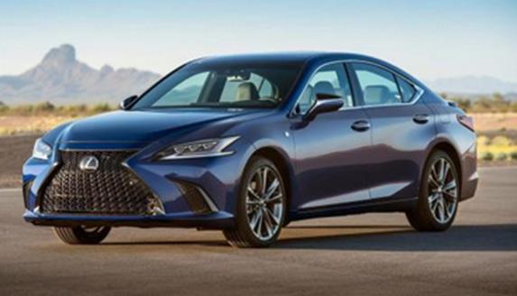 司機忘記把雷克薩斯ES停放在停車(chē)場(chǎng)