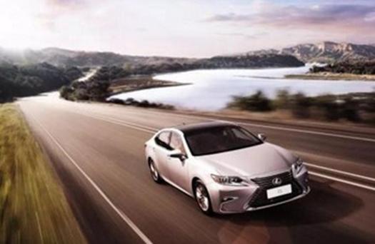 司機忘記把雷克薩斯ES停放在停車(chē)場(chǎng)