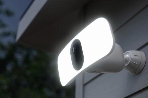 Arlo推出了市場(chǎng)上第一臺無(wú)線(xiàn)泛光燈攝像機