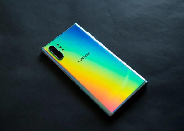 三星和蘋(píng)果在美國手機銷(xiāo)售中占據主導地位 占后付費市場(chǎng)的90%以上