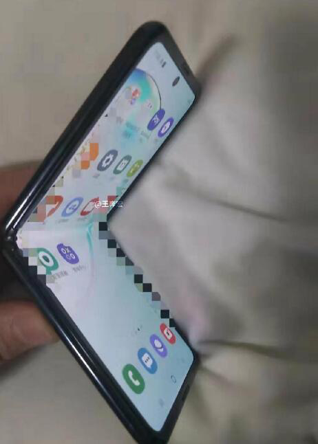 三星的翻蓋式翻蓋手機是RAZR價(jià)格的一半 但不會(huì )成為高端的Fold 2