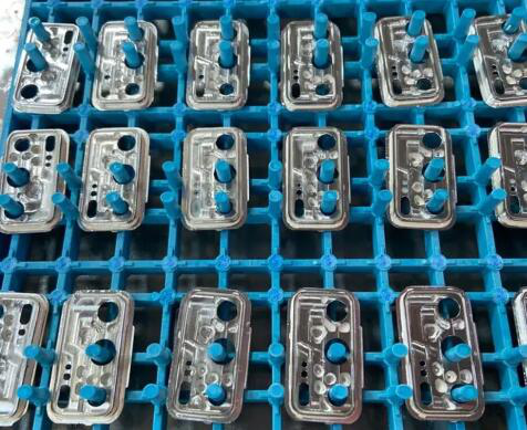 泄漏的生產(chǎn)線(xiàn)照片顯示了華為P40的后置攝像頭外殼