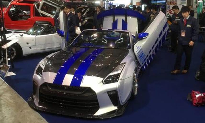 日產(chǎn)GT-R敞篷跑車(chē)由于采用了蘭博的車(chē)門(mén)而顯得有些笨拙