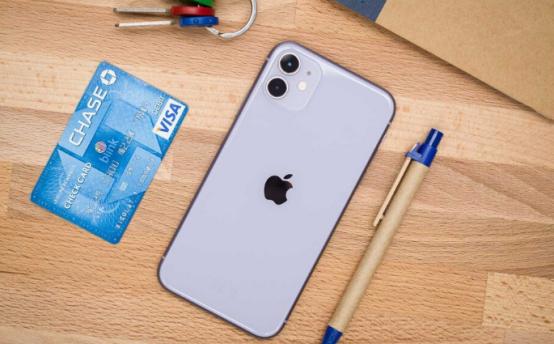 隨著(zhù)蘋(píng)果的暴跌和市場(chǎng)萎縮，華為在中國保持強大