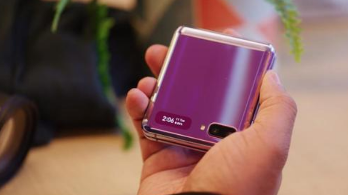 Verizon會(huì )隨身攜帶Galaxy Z Flip 而Razr并沒(méi)有留下深刻的印象