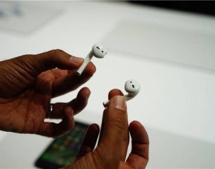 AirPods競爭對手是售價(jià)149美元的iOS兼容Galaxy Buds +