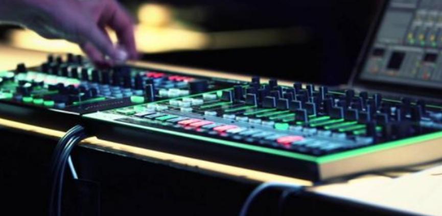 Bertolt使用假肢控制他的模塊化合成器以產(chǎn)生電子音樂(lè )