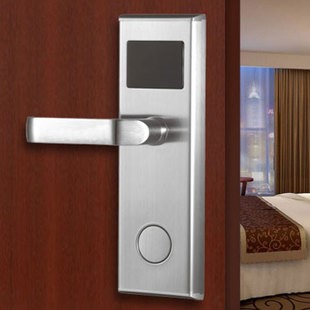 旅館的門(mén)鎖很容易被假的萬(wàn)能鑰匙入侵