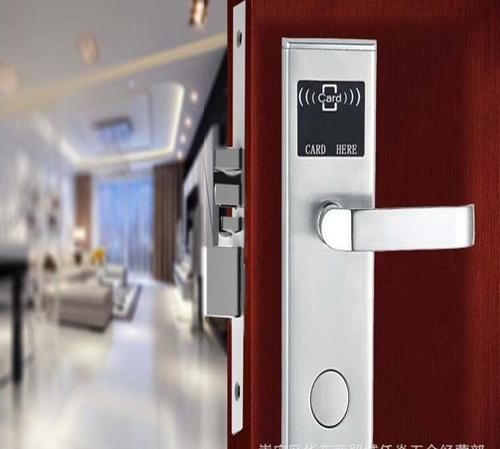 旅館的門(mén)鎖很容易被假的萬(wàn)能鑰匙入侵
