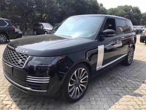 路虎攬勝運動(dòng)陷入冬季仙境