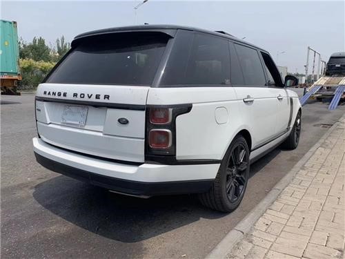 路虎攬勝運動(dòng)陷入冬季仙境