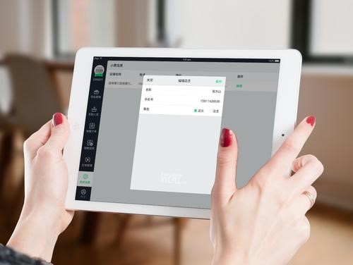 在動(dòng)物園里猩猩們在玩ipad
