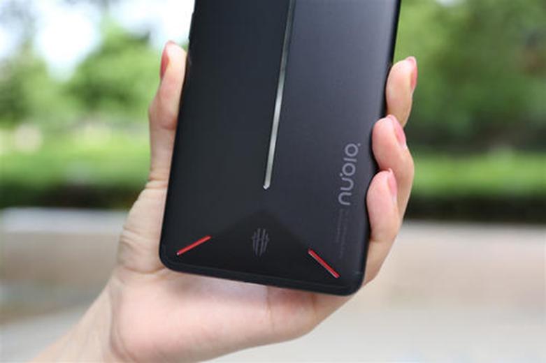 nubia RedMagic 5G帶來(lái)144Hz的屏幕為手機提供主動(dòng)空氣冷卻