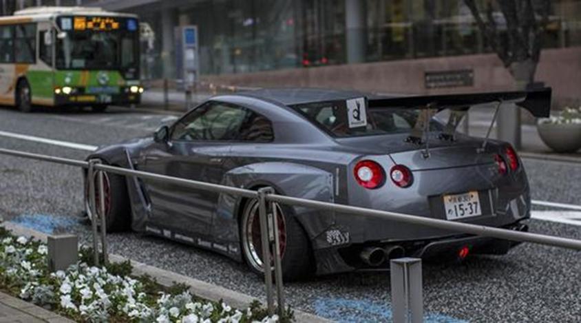 寬體日產(chǎn)GT-R黃色Yakuza看起來(lái)很干凈