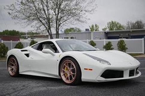 法拉利488 PistaFroggy展示碳纖維輪轂的綠色信號規格