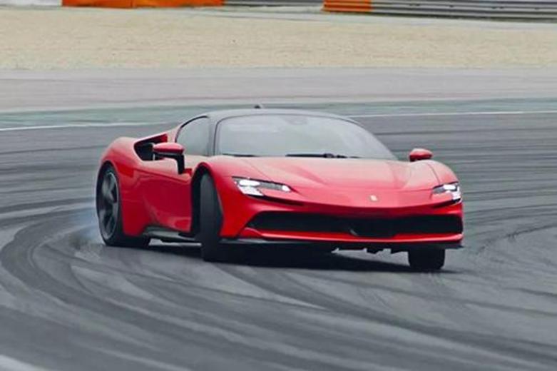 法拉利SF90 Stradale發(fā)現離開(kāi)馬拉內羅工廠(chǎng)幾乎完成
