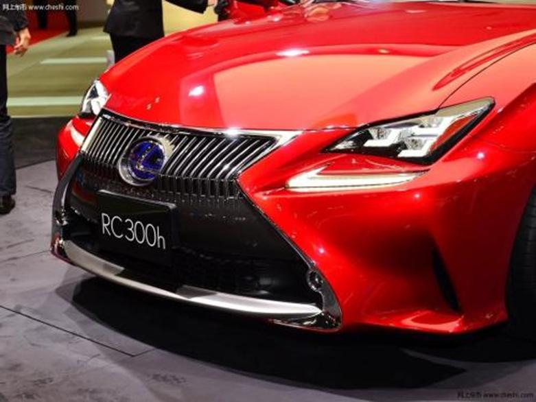 雷克薩斯RC 300h在巴黎似乎孤獨