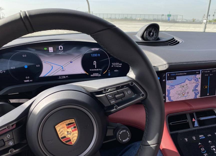 2020年保時(shí)捷Taycan Turbo S本質(zhì)上是一款旅行轎車(chē)