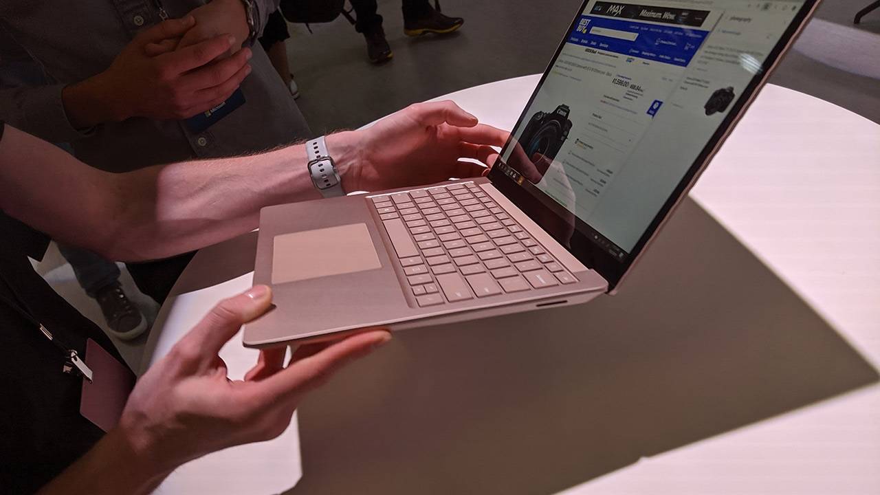 Surface Laptop 3維修免費提供隨機破解的屏幕