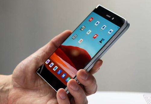 微軟Surface Duo泄漏的規格揭示了3460mAh電池，可能沒(méi)有NFC