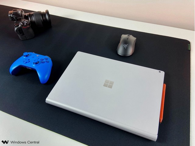 雷蛇的“ Gigantus V2”鼠標墊占據了整個(gè)桌子