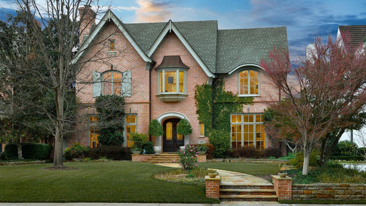 查看達拉斯由拉里·鮑德（Larry Boerder）設計的三層房屋，該房屋適合英國鄉村